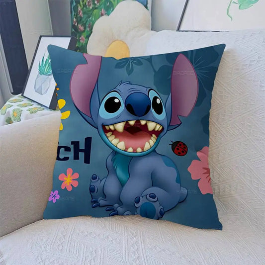 Housse de coussin Stitch - Sourire et Fleurs sur Fond Bleu