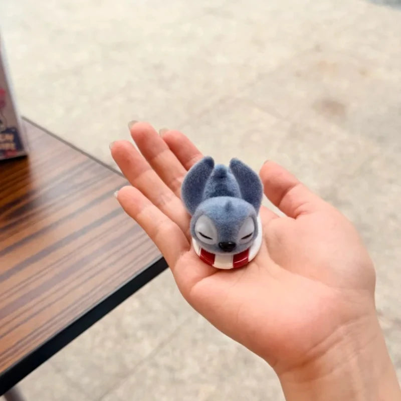 Figurine Stitch - Endormi sur une Planche