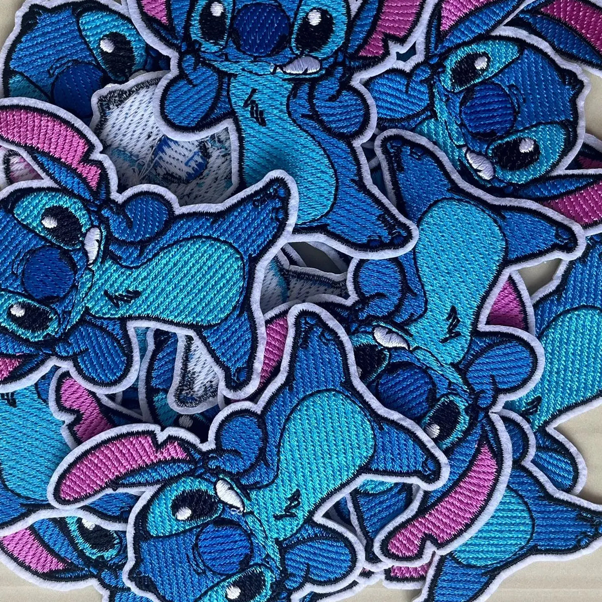 Lot de 20 écussons Stitch - Debout