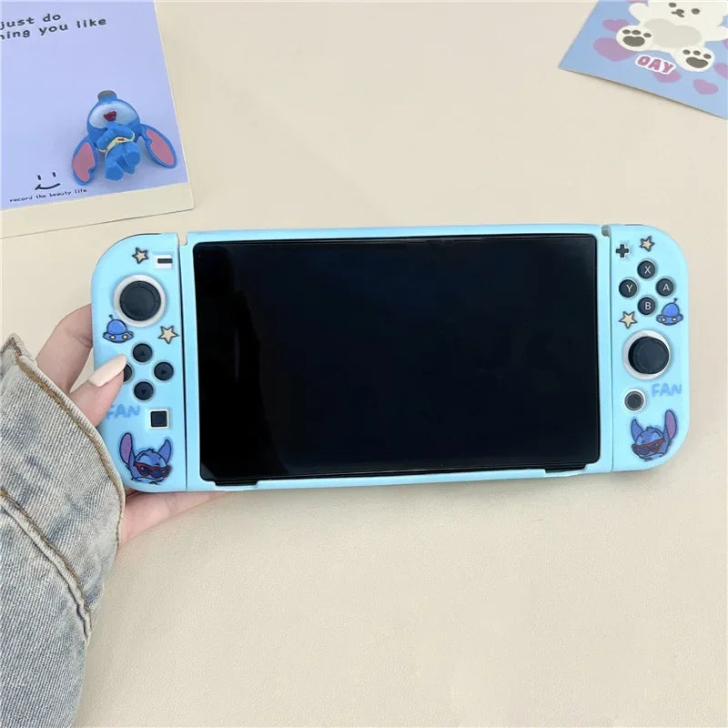 Coque Nintendo Switch Stitch - Assis avec Poupée et Étoiles