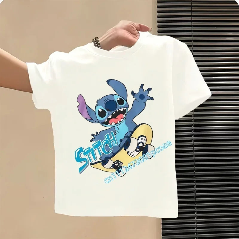 T-shirt Stitch Blanc Sur un Skateboard