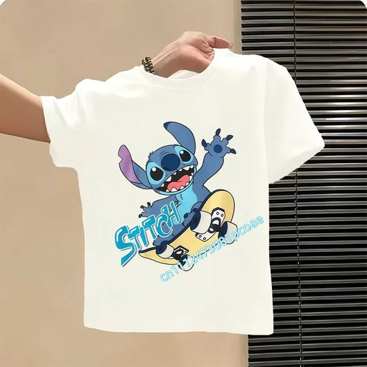 T-shirt Stitch Blanc Sur un Skateboard