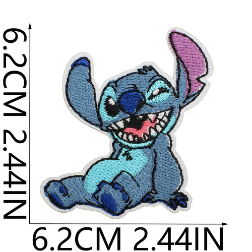 Écusson Stitch - Assis avec un Clin d’Œil