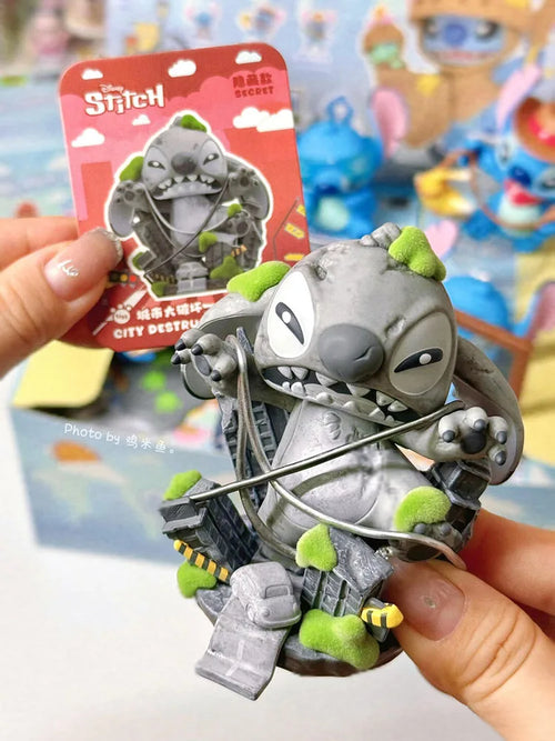 Figurine Stitch - Statue Grise et Végétation