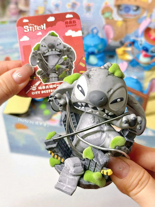 Figurine Stitch - Statue Grise et Végétation