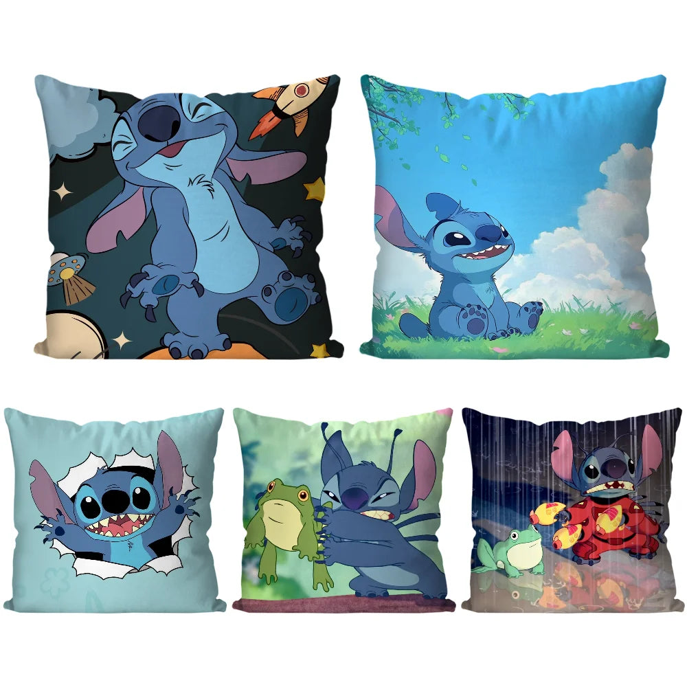 Housse de coussin Stitch - Assis dans L’Herbe