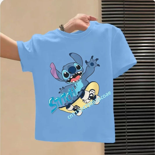 T-shirt Stitch Bleu Sur un Skateboard