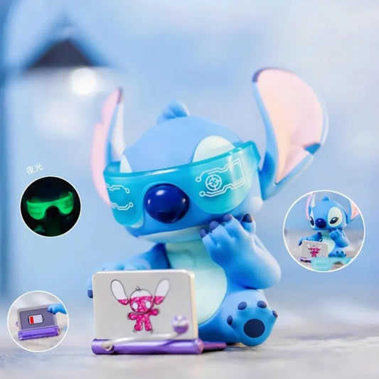 Figurine Stitch - Visière Bleue et Ordinateur