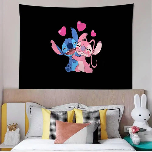 Wandbehang Stitch und Angel – Umarmung auf schwarzem Grund