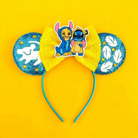 Stitch en Duo avec Personnage Jaune à Lunettes